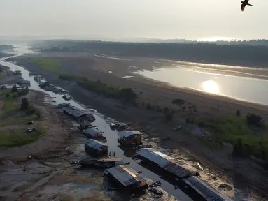 Rumah-rumah dan perahu-perahu terapung terdampar di dasar danau Puraquequara yang kering di tengah kekeringan parah, di Manaus, negara bagian Amazonas, Brasil, Kamis, 5 Oktober 2023. (AP Photo/Edmar Barros)