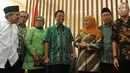 Calon Gubernur Jawa Timur Khofifah Indar Parawansa (tiga kanan) bersama Ketum PPP Romahurmuziy (empat kiri) di Kantor DPP PPP, Jakarta, Senin (9/7). Khofifah mendapat ucapan selamat atas kemenangannya di Pilkada Jatim. (Merdeka.com/Arie Basuki)