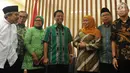 Calon Gubernur Jawa Timur Khofifah Indar Parawansa (tiga kanan) bersama Ketum PPP Romahurmuziy (empat kiri) di Kantor DPP PPP, Jakarta, Senin (9/7). Khofifah mendapat ucapan selamat atas kemenangannya di Pilkada Jatim. (Merdeka.com/Arie Basuki)