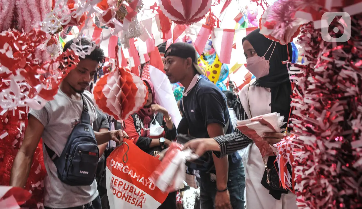 Warga memilih pernak-pernik untuk perayaan Hari Kemerdekaan ke-77 Republik Indonesia di Pasar Jatinegara, Jakarta Timur, Minggu (7/8/2022). Penjualan pernak-pernik perayaan 17 Agustus seperti bendera Merah Putih, alat perlombaan, dan berbagai hiasan Hari Kemerdekaan di Pasar Jatinegara mengalami peningkatan hingga 50 persen dibandingkan tahun lalu seiring meredanya penyebaran Covid-19. (merdeka.com/Iqbal S Nugroho)