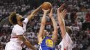 Pemain Blazers guard, Allen Crabbe (23) dan Mason Plumlee (24) menghadang tembakan pemain  Warriors, Klay Thompson (11) ipada laga NBA Playoffs di Moda Center, Rose Quarter, Portland, (10/5/2016) WIB. (Mandatory Credit: Jaime Valdez-USA TODAY Sports)