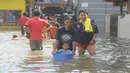 Hujan yang mengguyur Jakarta sejak Minggu (8/2) lalu, membuat Waduk Ria Rio meluap. Imbasnya, perkampungan Pendongkelan tergenang air hingga paha orang dewasa, Jakarta, Selasa (10/2/2015). (Liputan6.com/Herman Zakharia)