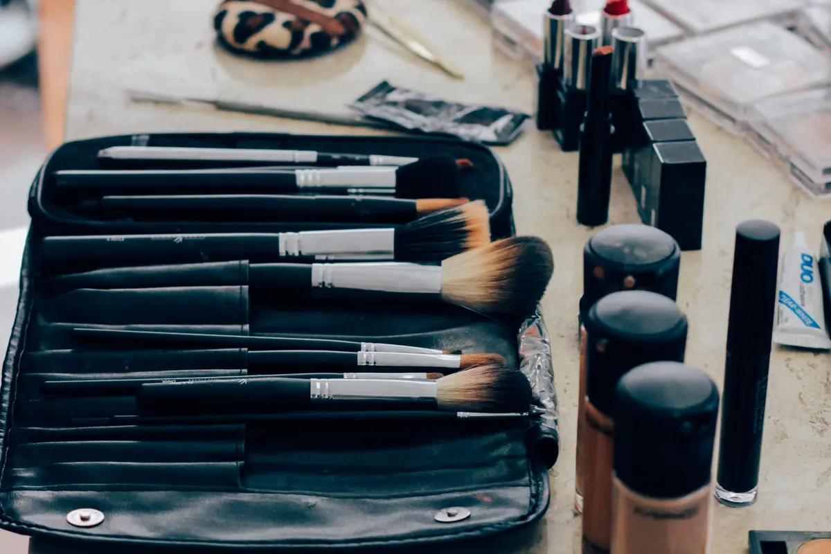 Makeup/ Unsplash Manu Camargo