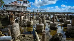 Pilar fondasi rumah di atas air adalah satu-satunya yang tersisa setelah Badai Ian menghantam Pulau Matlacha di Lee County, Florida, pada 7 November 2022. Pusat Badai Nasional mengatakan, Badai subtropis Nicole diperkirakan akan terus menguat dan diperkirakan menjadi badai Kategori 1 ketika mendekati pantai timur Florida Rabu malam hingga Kamis pagi. (AFP/ Giorgio Viera)