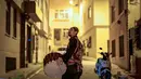 Para penabuh drum berkeliling membawa genderang sambil mengenakan pakaian tradisional seperti fez dan rompi. Tampak dalam foto, seorang pemain drum Turki memainkan drum dan menyanyikan lagu-lagu tradisional di jalanan Istanbul, untuk membangunkan umat Muslim untuk sahur, yaitu makan malam Ramadan, pada 24 Februari 2026. (Yasin AKGUL/AFP)