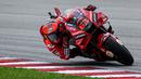 Dalam balapan yang berlangsung di Sirkuit Sepang sebagai seri ke-19, Francesco Bagnaia yang start dari posisi ke-9 langsung melejit ke posisi kedua sejak lap pertama. (AFP/Mohd Rasfan)
