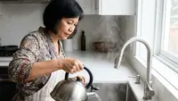 5 Trik Menghilangkan Bau Amis Daging di Wastafel Dapur, Lebih Kinclong dan Segar