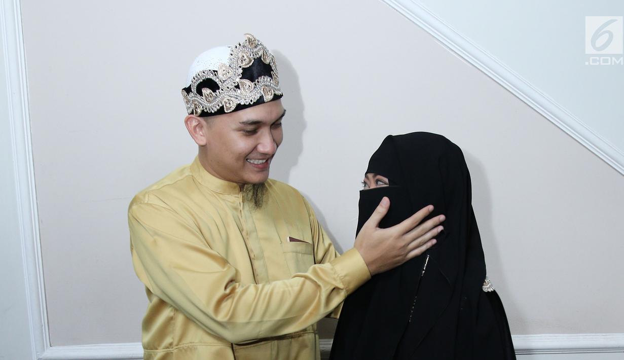 Pesinetron Egi John bersama istri, Kamilia Yasmin usai malangsungkan pernikahan di kawasan Cinere, Jakarta, Sabtu (1/7). Egi akhirnya resmi melepas status duda dan menikah untuk kedua kalinya dengan Kamilia Yasmin. (Liputan6.com/Herman Zakharia)