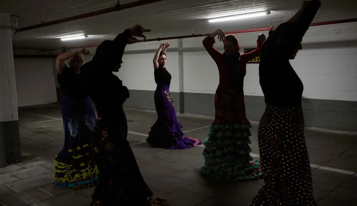 Alih-alih menghentikan aktivitas sepenuhnya, para siswa tari flamenco tersebut justru kembali melanjutkan latihan. Mereka menjadikan area tersebut sebagai lokasi latihan darurat. Tampak dalam foto, sekelompok siswa flamenco menari di garasi parkir bawah tanah setelah kelas studio mereka terganggu oleh sirene serangan udara yang memperingatkan datangnya rudal dari Iran, di Tel Aviv, Israel, Senin 30 Maret 2026. (AP Photo/Ohad Zwigenberg)