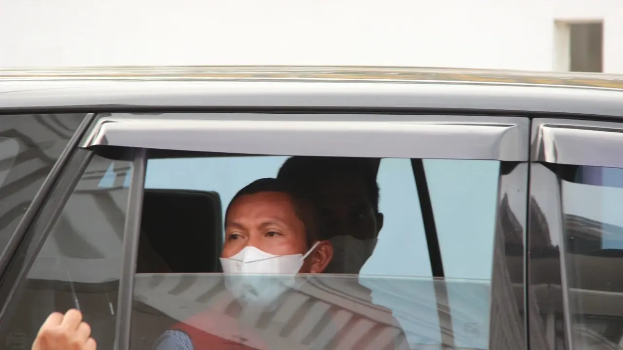 Tersangka kasus dugaan pemotongan Bantuan Langsung Tunai (BLT) jenis Bantuan Produktif Usaha S, dibawa ke Lapas Banyuwangi untuk menjalani penahanan. (Istimewa)