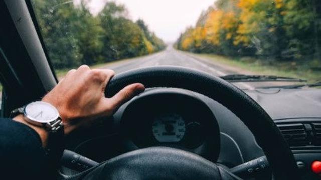 Ilustrasi mengemudi.