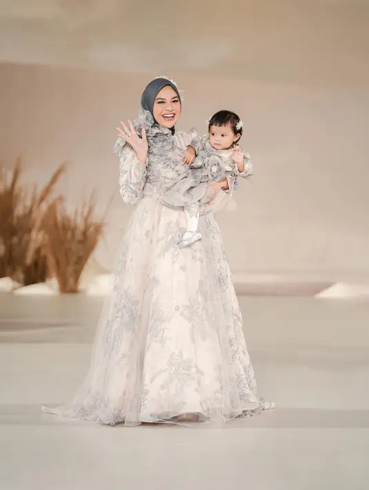 Aurel Hermansyah tampil kompak bersama Ameena mengenakan gamis bernuansa biru-putih koleksi Chamantara dari Klamby. [Foto: IG/wearingklamby].