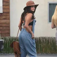 Seksinya Selena Gomez dengan dungaree ini (via dailymail.co.uk)