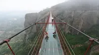 Jembatan di Tiongkok gunakan kaca sebagai lantainya.