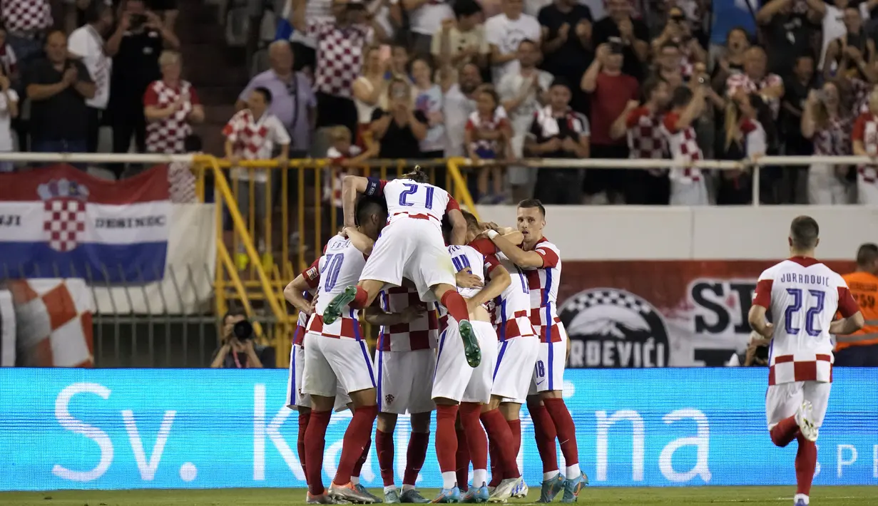 Pemain Kroasia, Andrej Kramaric merayakan dengan rekan setimnya setelah mencetak gol ke gawang Prancis pada pertandingan UEFA Nations League pertandingan UEFA Nations League di stadion Poljud, di Split, Kroasia, Selasa (7/6/2022). Prancis bermain imbang dengan Kroasia 1-1. (AP Photo/Darko Bandic)
