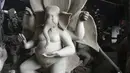 Patung Dewa Ganesha terlihat di sebuah bengkel di pinggiran Hyderabad, India, Rabu (18/8/2021). ​Patung ramah lingkungan yang dibuat jelang perayaan Ganesh Chaturthi tersebut dibuat dari lumpur, serat rami, dan bambu untuk mengurangi polusi air. (NOAH SEELAM/AFP)