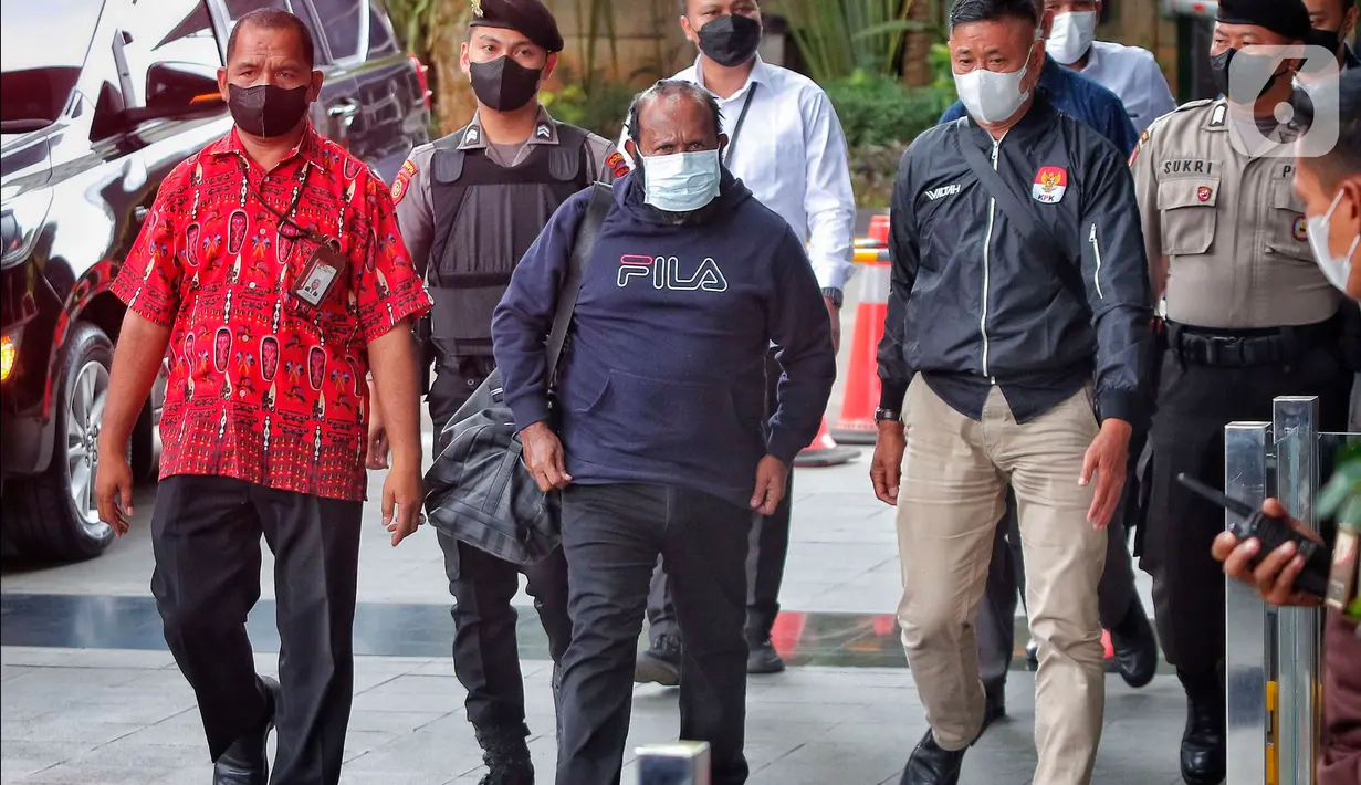 Petugas membawa tersangka kasus dugaan suap Bupati Mamberamo Tengah nonaktif, Ricky Ham Pagawak (RHP), untuk menjalani pemeriksaan di gedung Merah Putih KPK, Jakarta, Senin (20/2/2023). Ricky Ham Pagawak tiba di gedung KPK setelah sekitar tujuh bulan masuk dalam daftar pencarian orang (DPO). (Liputan6.com/Angga Yuniar)