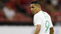 Striker Timnas Indonesia, Beto Goncalves, mengamati rekannya saat melawan Singapura pada laga Piala AFF 2018 di Stadion Nasional, Singapura, Jumat (9/11). Singapura menang 1-0 atas Indonesia. (Bola.com/M. Iqbal Ichsan)