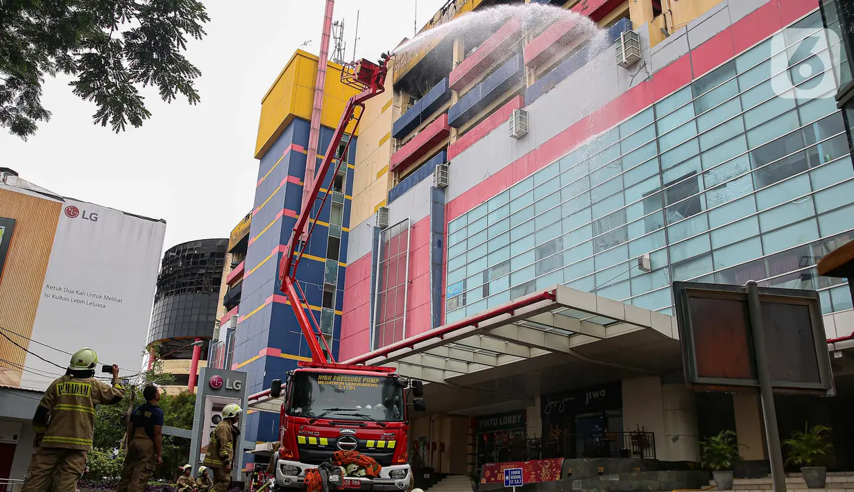 Sebanyak 45 unit mobi Dinas Penanggulangan Kebakaran dan Penyelamatan (Gulkarmat) Jakarta dikerahkan guna mencegah munculnya api baru di sisa kebakaran Glodok Plaza yang terjadi pada Rabu (15/1/2025) malam. (Liputan6.com/Angga Yuniar)