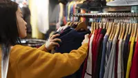 10 Alasan Pakai Outfit Itu-Itu Saja Justru Keren dan Berkelanjutan, Melawan Dampak Fast Fashion