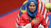 Atlet taekwondo Indonesia, Defia Rosmaniar, tampak haru saat penerimaan medali pada Asian Games 2018 di JCC, Jakarta, Minggu (19/8/2018). Defia menang dengan skor 8.690-8.470 atas wakil Iran Salahshouri Marjan. (Bola.com/Peksi Cahyo)