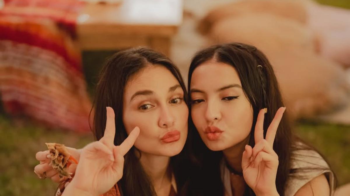 6 Potret Luna Maya Bergaya Hippie Girl di Ulang Tahun Raline Shah ke-40 Bertema Bohemian