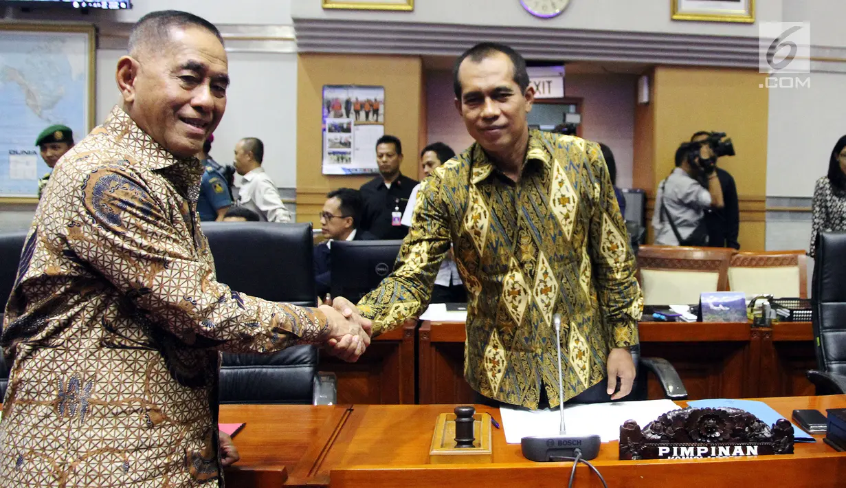 Menteri Pertahanan Ryamizard Ryacudu (kiri) bersalaman dengan Ketua Komisi I DPR, Abdul Kharis Almasyhari usai mengikuti rapat di Senayan, Jakarta, Kamis (7/6). (Liputan6.com/JohanTallo)
