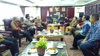 Ketua MPR RI Zulkifli Hasan saat menemui Kepala Unit Kerja Pemantapan Ideologi Pancasila (UKP-PIP) Yudi Latif. (Liputan6.com/Rezky Aprilya Iskandar). 