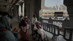 Seorang jemaah Muslim yang menggunakan kursi roda melakukan tawaf mengelilingi Ka'bah, ibadah haji tahunan, di Mekah, Arab Saudi, Kamis 21 Mei 2026. (AP Photo/Altaf Qadri)