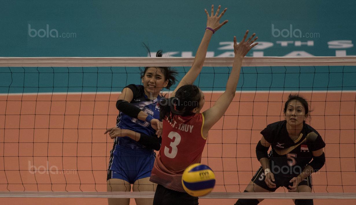 Pevoli Indonesia, Yolla Yuliana, melakukan smash saat melawan Vietnam pada laga SEA Gmaes di MITEC, Kuala Lumpur, Sabtu (26/8/2017). Indonesia lolos ke final setelah menang 3-2 atas Vietnam. (Bola.com/Vitalis Yogi Trisna)