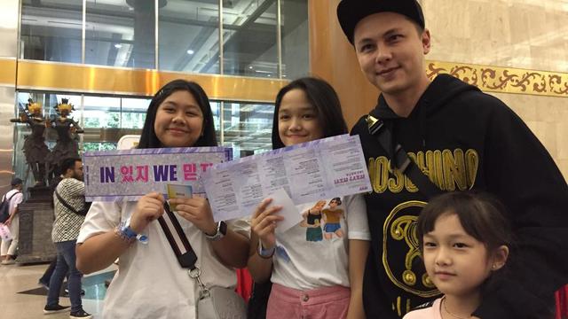 Ketiga anak Andika Pratama, Amel, Ara, dan Elea, ikut menyaksikan showcase ITZY (Liputan6.com/ Zulfa Ayu S)