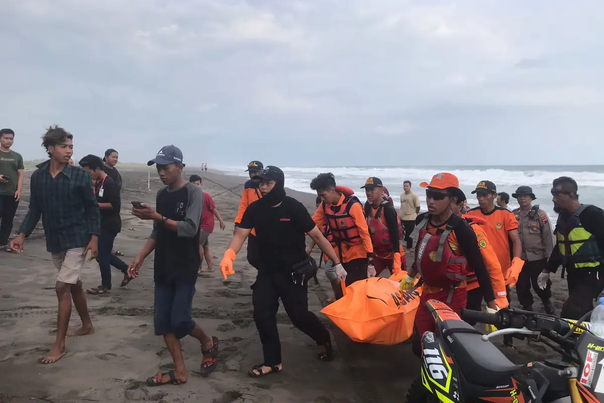Jenazah wisatawan korban terseret ombak di pantai selatan Kebumen ditemukan. (Foto: Liputan6.com/Basarnas)