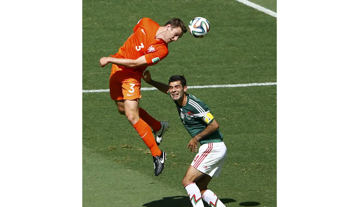 Pemain belakang Timnas Meksiko, Rafael Marquez (kanan) mencoba menahan laju serangan Stefan de Vrij (Belanda) saat berlaga di 16 besar Piala Dunia 2014 di Stadion Castelao, Fortaleza, (29/6/2014). (REUTERS/Dominic Ebenbichler)