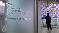 Pekerja tengah membersihkan logo anggota asuransi jiwa dipajang di kantor Asosiasi Asuransi Jiwa Indonesia (AAJI) Jakarta, Selasa (23/8). Jumlah tersebut tercatat naik sebesar 13,7% dibandingkan pada 2015. (Liputan6.com/Angga Yunair)