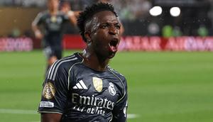Pemain Real Madrid, Vinicius Jr, melakukan selebrasi seusai membobol gawang Salzburg pada lanjutan Piala Dunia Antarklub 2025, Jumat (27/6/2025) pagi. (FRANCK FIFE / AFP)