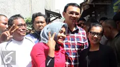 Cagub DKI Jakarta Basuki Tjahaja Purnama atau Ahok berfoto bersama warga saat blusukan di Marunda, Cilincing, Jakarta, Rabu (2/1). Dalam blusukannya Ahok menekankan kepada warga untuk mengurus sertifikat tanah mereka. (Liputan6.com/Gempur M. Surya)