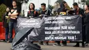 Peserta aksi melakukan aksi Kamisan di depan Istana Negara, Jakarta, Kamis (24/1). Mereka meminta pemerintah segera menuntaskan penyelesaian kasus pelanggaran HAM masa lalu dan membentuk pengadilan HAM. (Liputan6.com/Helmi Fithriansyah)