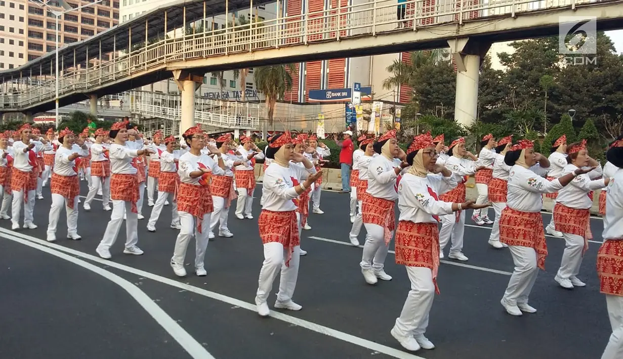 Peserta saat mengikuti pemecahan Guinness World Record tari Poco-poco di Jakarta, Minggu (5/8). Pemecahan rekor tari Poco-poco tersebut juga digelar dalam rangka mempromosikan Asian Games dan Asian Paragames 2018. (Liputan6.com/Pool/Biro Pers Setpress)
