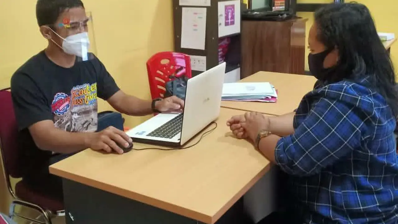 Yul (baju biru), mantan marketing BTPN Purwokerto diperiksa Satreskrim Polresta Banyumas karena dugaan kejahatan perbankan. (Foto: Liputan6.com/Rudal Afgani Dirgantara)