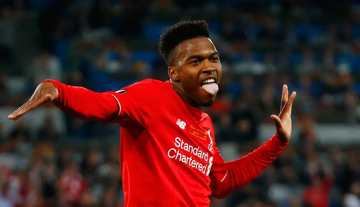 Penyerang Liverpool, Daniel Sturridge melakukan selebrasi usai mencetak gol kegawang Sevilla pada final Liga Europa di Basel, Swiss (19/5). Sevilla meraih tiga kali gelar juara Piala UEFA secara berturut-turut. (Reuters/Michael Dalder)