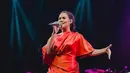 Dress berwarna merah dengan rambut yang dikuncir satu juga dipilih Raisa untuk penampilannya di salah satu acara. (Liputan6.com/IG/@raisa6690)