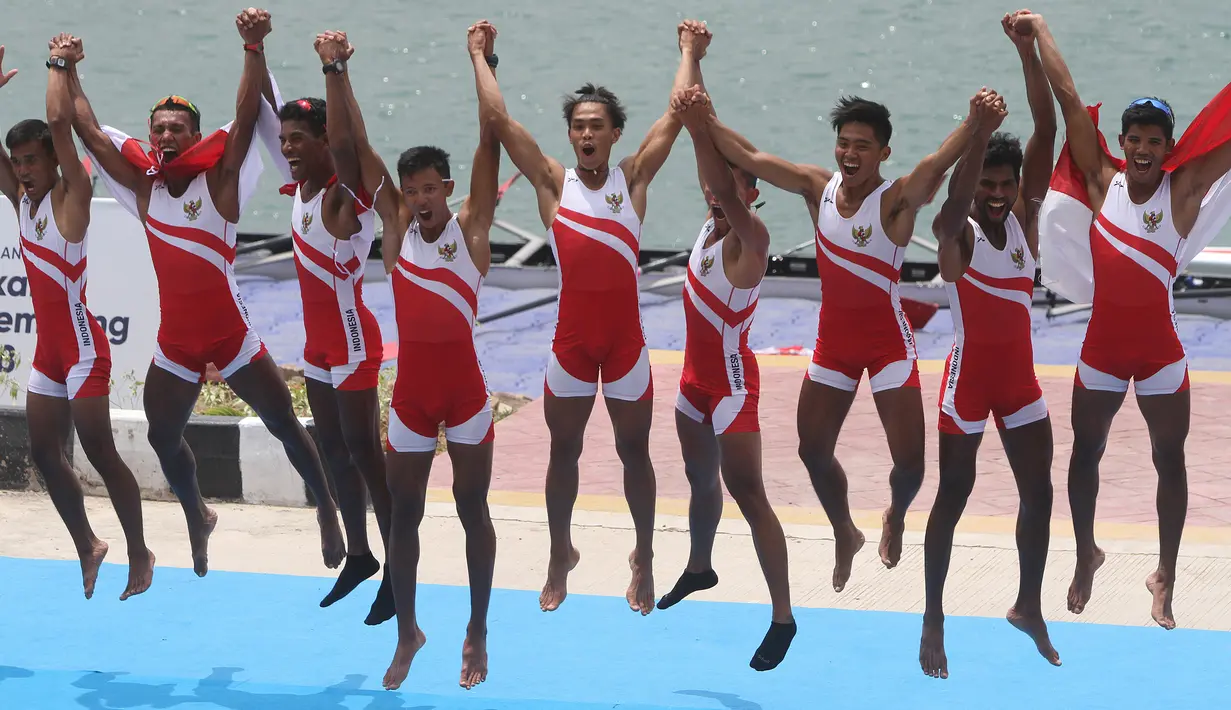 Tim dayung Indonesia melakukan selebrasi usai meraih medali emas pada Asian Games di JSC Lake Jakabaring, Sumatera Selatan, Jumat (24/8/2018). Tim dayung persembahkan emas ke sembilan untuk Indonesia. ANTARA FOTO/INASGOC/Rahmad Suryadi/nym/18