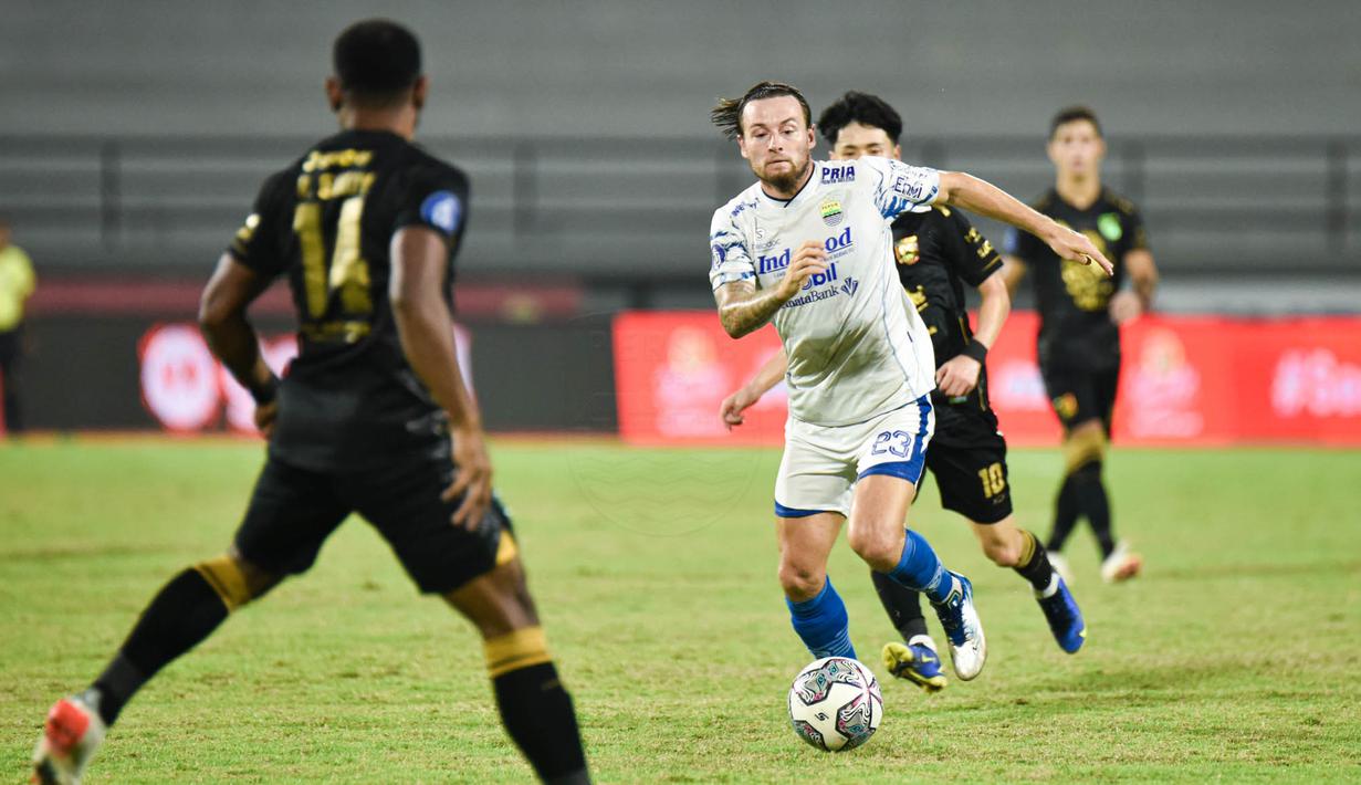 Persib Bandung gagal meraup poin penuh kala bertanding melawan Persebaya Surabaya pada pertandingan pekan ke-32 Liga 1 2021/2022.
Bertanding di Stadion Kapten I Wayan Dipta Gianyar kedua tim hanya mampu bermain imbang 1-1. (Dok. Persib)