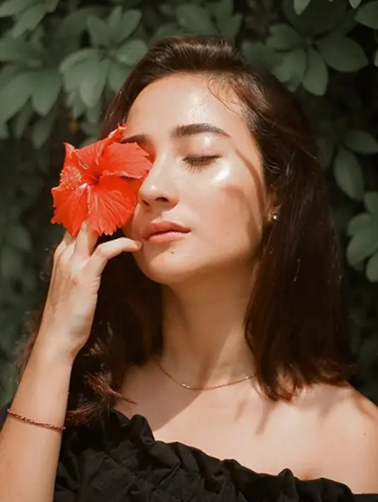 Sempat menutupi hubungannya, saat ini Sule dan Naomi sudah tidak malu lagi untuk memamerkan kemesraan mereka berdua di depan publik. (Liputan6.com/IG/naonomnom)