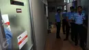 Petugas Pengamanan Dalam DPR menjaga pintu masuk ke ruang anggota Komisi III DPR, I Putu Sudiartana, di Kompleks Parlemen, Senayan, Jakarta, Kamis (30/6). Penyidik KPK tengah menggeledah ruang kerja Putu Sudiartana. (Liputan6.com/Johan Tallo)
