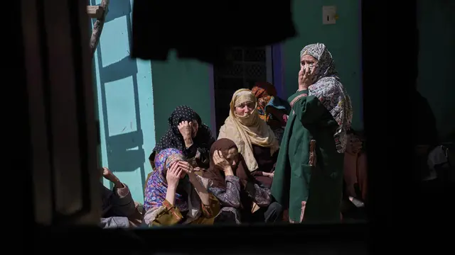 Warga terdampak konflik India dan Pakistan di Kashmir yang dikuasai India. (AP)