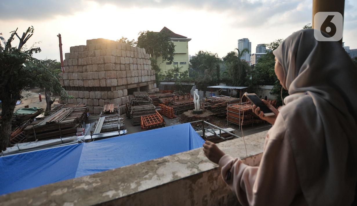 Mahasiswa saat melihat proyek revitalisasi Taman Ismail Marzuki (TIM), Jakarta, Selasa (26/11/2019). Proyek revitalisasi TIM yang menelan anggaran sebesar Rp 1,8 triliun tersebut menuai penolakan dari seniman lantaran akan dibangun hotel berbintang. (merdeka.com/Iqbal Nugroho)