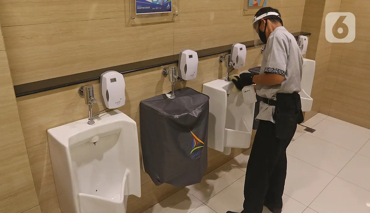 Pekerja membersihkan toilet di Mall Margo City, Depok, Jawa Barat, Selasa (9/6/2020). Pusat perbelanjaan atau mal di Kota Depok akan mulai dibuka pada 16 Juni 2020 dengan menerapkan sejumlah aturan protokol kesehatan yang ketat. (Liputan6.com/Herman Zakharia)