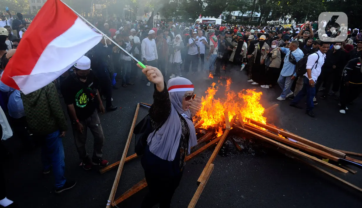 Aparat kepolisian terlihat berjaga di sekitar lokasi ban dibakar. (merdeka.com/Arie Basuki)