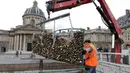 Seorang petugas menggunakan sebuah alat untuk memindahkan ribuan gembok cinta di Jembatan Pont des Arts di atas Sungai Seine, Paris, Perancis, Senin (1/6/2015). (REUTERS/Philippe Wojazer)